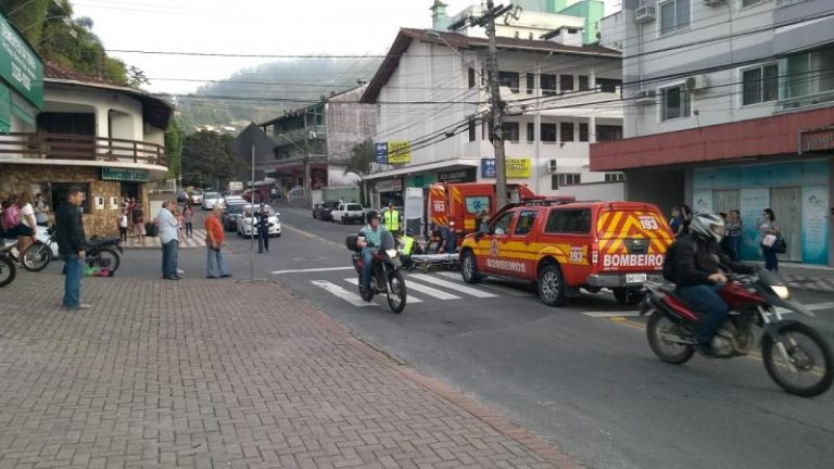 Motoqueiro atropela uma jovem e duas crianças na faixa de pedestre em Blumenau