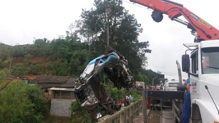Caminhão que cai em rio às margens da BR-470. Motorista é encontrado morto.