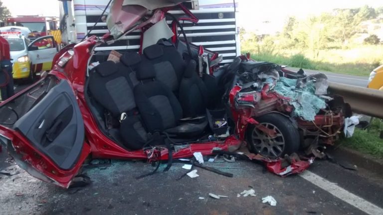 Milagre: Motorista sobrevive após ter carro completamente destruído em acidente