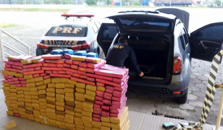 Jovem é preso com quase 300 kg de maconha em carro na BR-101