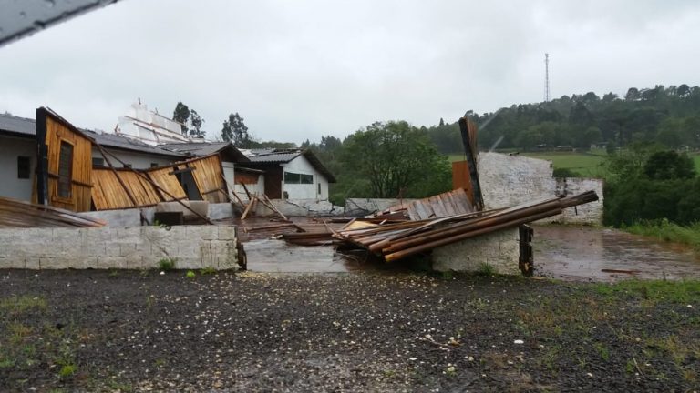 Chuva e granizo provocam estragos no Oeste têm rodovias interditadas e falta de luz
