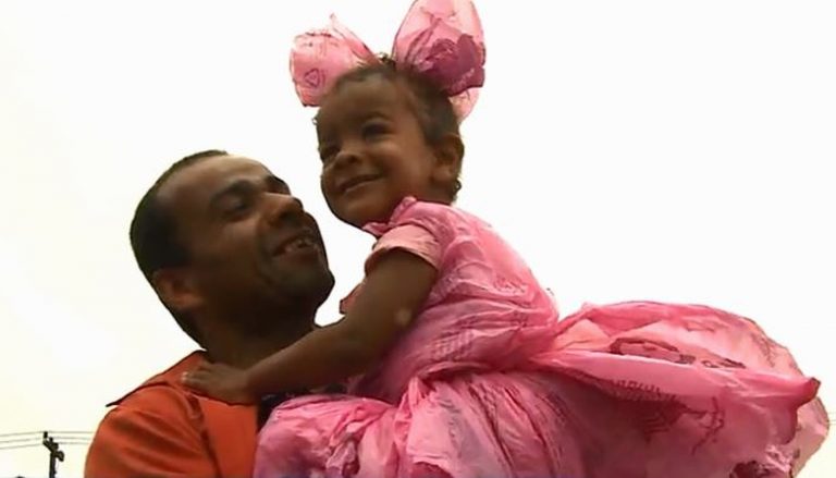 Sem dinheiro, pai usa sacolas de mercado e cria fantasia de princesa para filha ir a festa em escola de SC
