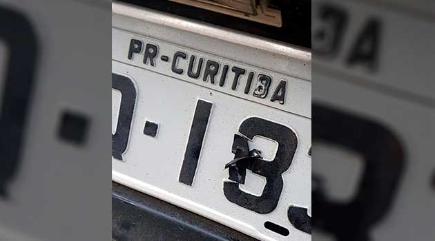 Homem é preso em SC suspeito de alterar placa do carro com fita isolante
