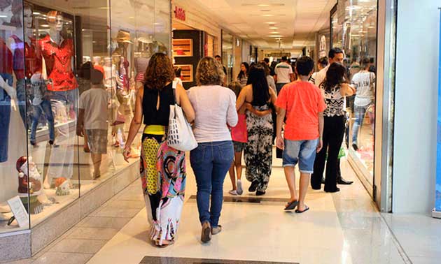 Homem só de cueca tenta agarrar funcionária de Shopping