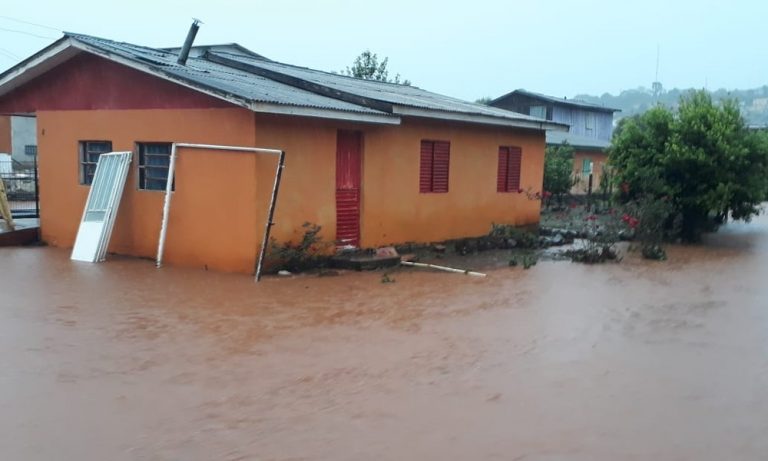 Chuva forte alaga ruas e casas no Oeste catarinense
