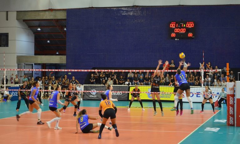 Vôlei Balneário Camboriú joga hoje pela Superliga contra o Barueri