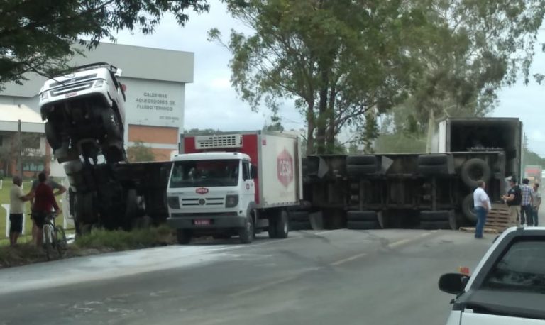 Motorista de carro é preso embriagado após provocar acidente com carreta na BR-470