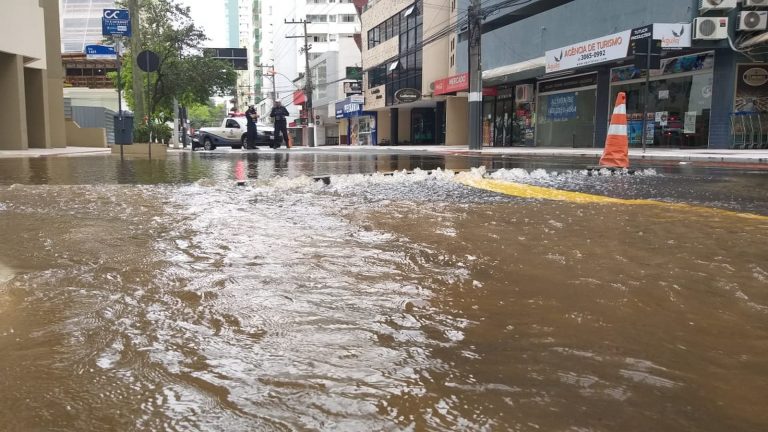 Rompimento de rede alaga trecho da Avenida Brasil em Balneário