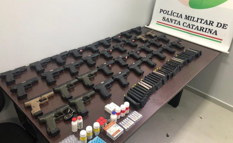 Homem é preso com 36 armas e 73 carregadores dentro de veículo no Oeste