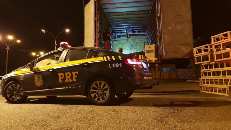 Operação da PRF e Receita Federal apreende carga de cigarros contrabandeados