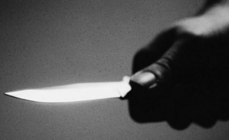 Homem mata esposa a facadas na frente do filho
