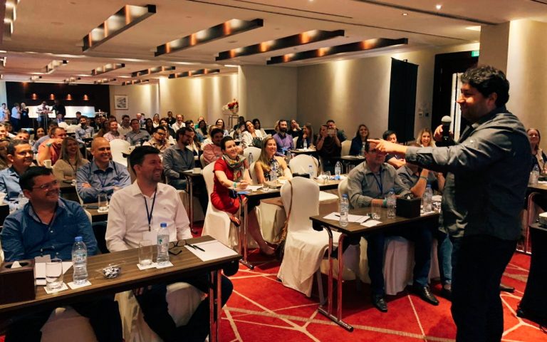 Presidente da Avantis palestra em evento internacional de Ortodontia em Dubai