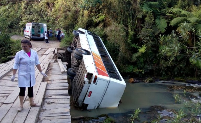 Ônibus tomba de ponte de madeira e deixa feridos no interior