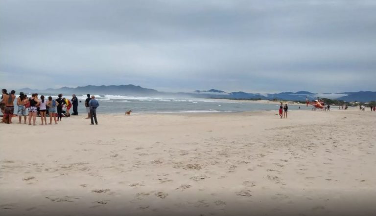 Um homem, um adolescente e uma criança são resgatados após caírem de costão na Guarda do Embaú