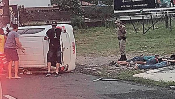 Trio é preso após fazer taxista refém em Blumenau e capotar carro durante fuga em Itajaí