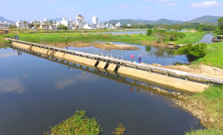 Justiça determina multa de até R$100 mil para rizicultor que montar barreiras no Rio Camboriú