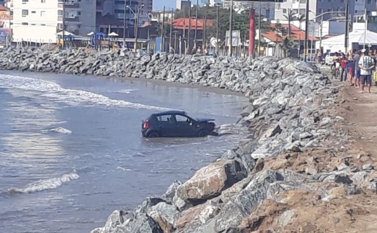 Carro furtado é encontrado capotado na praia do Gravatá em Navegantes
