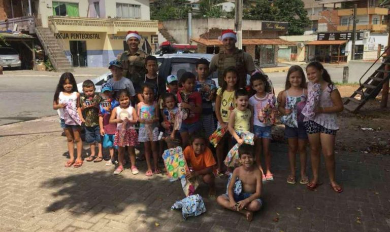 Policiais Militares de Camboriú distribuem presentes de Natal para crianças.