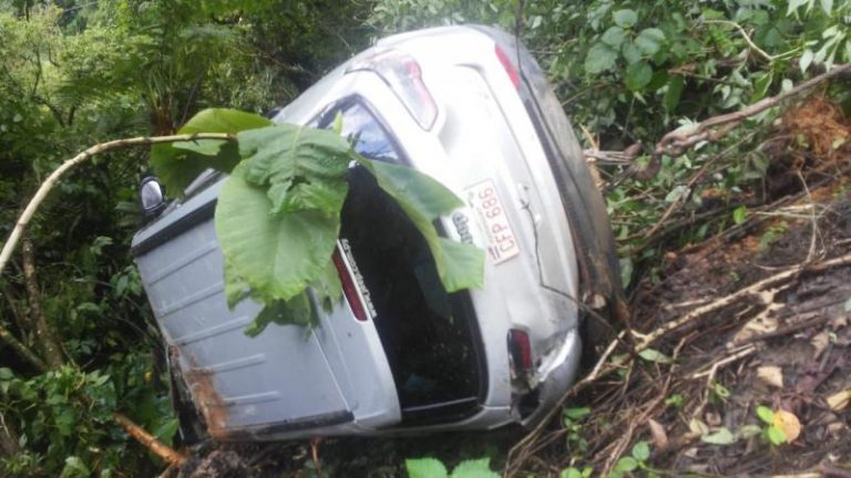 Carro com paraguaios cai em ribanceira na Serra Dona Francisca