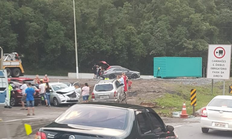 Ônibus anda nove quilômetros sem freio na BR-376 e bate em 13 carros até parar