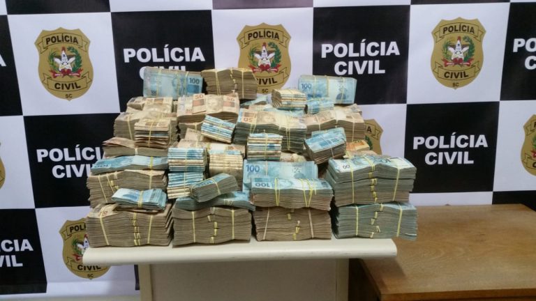 Após apreensão de 1,7 tonelada de maconha, polícia apreende quase R$ 2 milhões em mandados