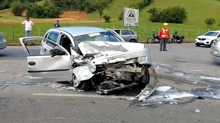 VÍDEO: Corsa invade pista contrária e bate de frente com Captiva na SC421