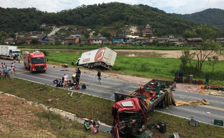 Acidente entre caminhões deixa feridos e tranca o trânsito na BR-470 em Gaspar