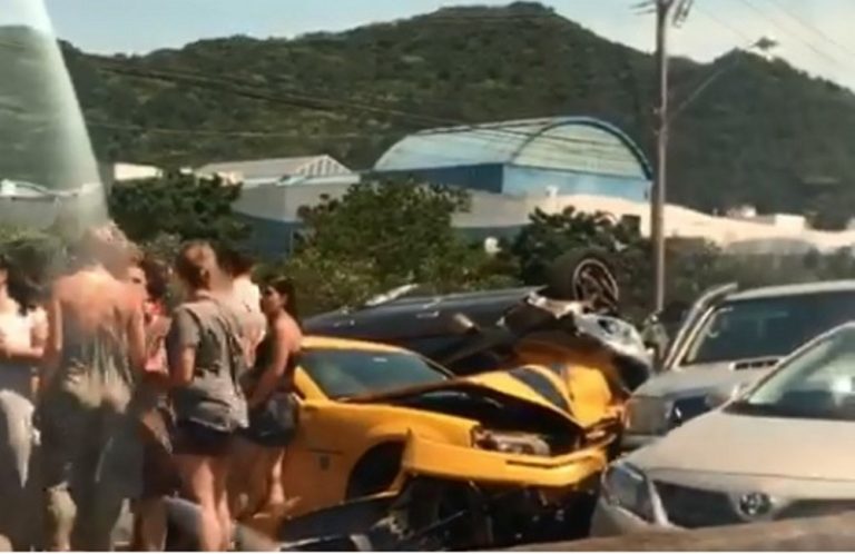 Camaro amarelo bate e gera acidente com vários veículos em Florianópolis