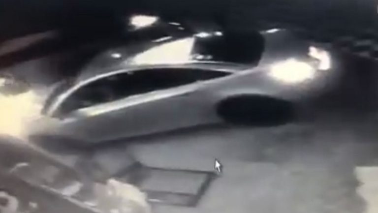 VÍDEO: Carro invade pizzaria e por pouco não atinge menina em Penha