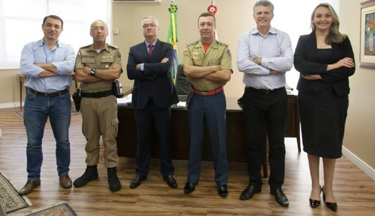 Moisés anuncia que manterá comandos da PM, dos bombeiros e IGP em SC