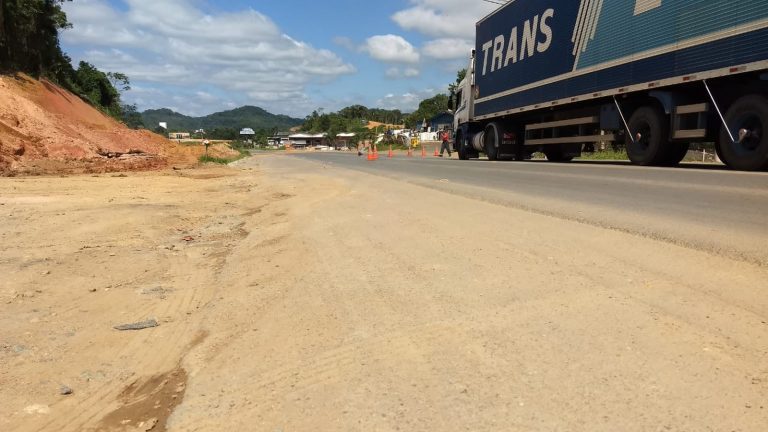 Maquina rompe tubulação de gasoduto na BR470. Casas são evacuadas.