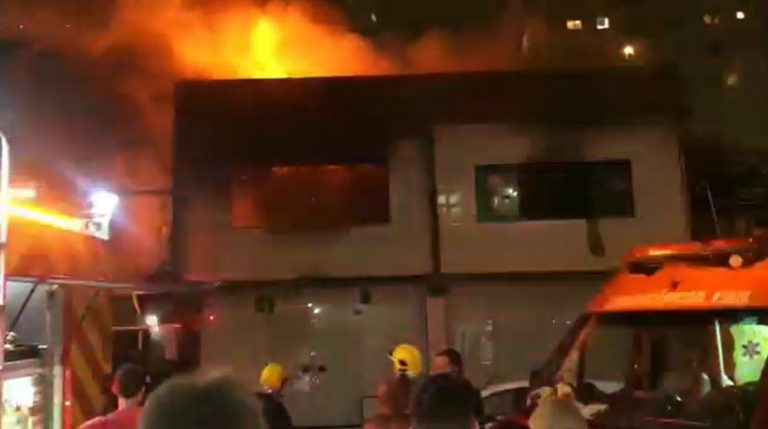 Incêndio atinge pensão de Balneário Camboriú e morador fica ferido