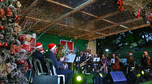 Chegada do Papai Noel e apresentações natalinas marcam o início do Natal em Camboriú