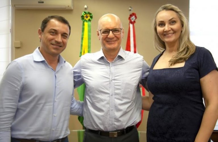 Moisés anuncia secretário de educação e fecha o alto escalão do governo em SC