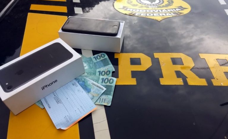 Dois são presos com dinheiro, cheques e cartões falsos na BR-101 em Itajaí