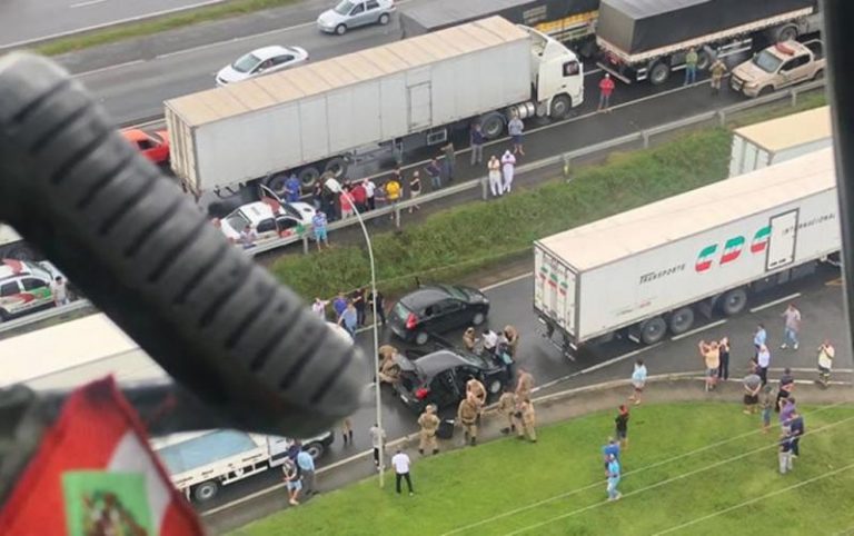 Criminosos roubam joalheria de Jaraguá do Sul e são presos durante fuga na BR-101, em Itajaí