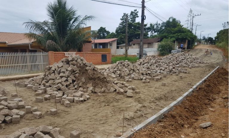 Prefeitura de Penha descobre cerca de 8 mil m2 de paralelepípedos enterrados em pátio