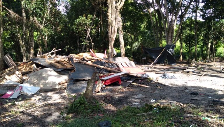 Índios vão embora e deixam rastro de sujeira e destruição na área de alojamento