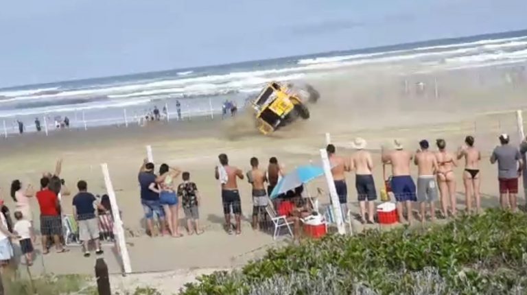VÍDEO: Piloto de arrancadão fica ferido após capotar caminhão durante prova em SC