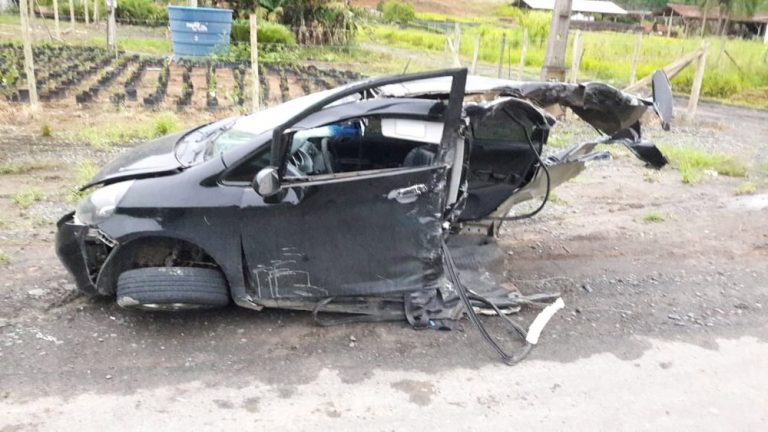 Carro se parte ao meio em acidente e deixa feridos