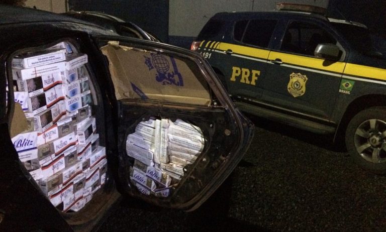 PRF apreende 17,5 mil maços de cigarros contrabandeados em carro envolvido em acidente