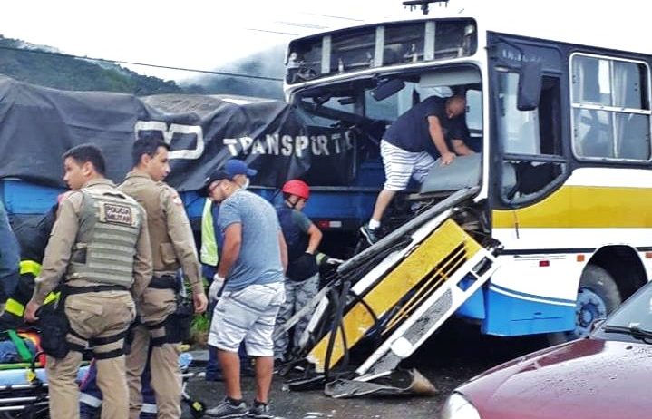 Ônibus de transporte escolar se envolve em acidente na BR-101