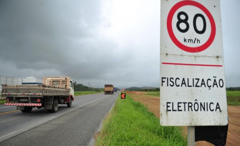 Bolsonaro cancela instalação de 8 mil radares em estradas do país