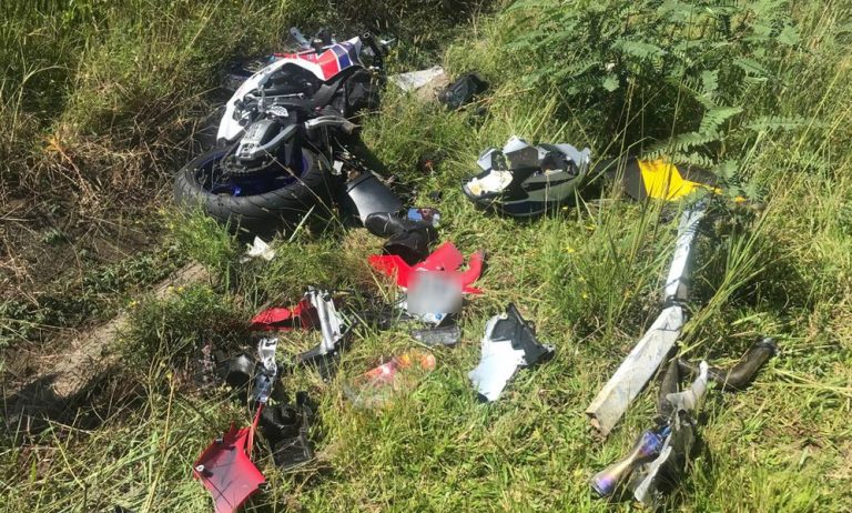 Motociclista morre e moto fica destruída após batida em caminhão