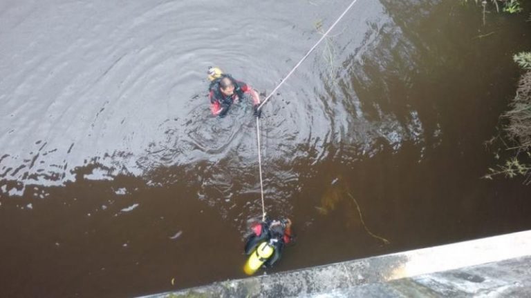 Duas pessoas morrem em queda de veículo de ponte