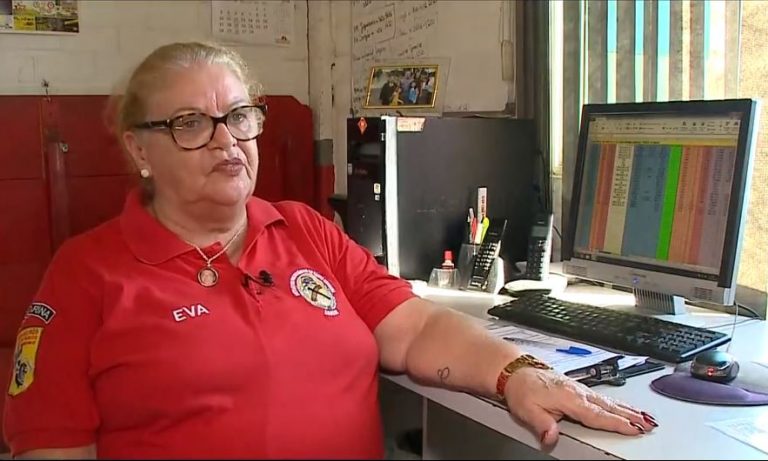 Aos 66 anos, idosa trabalha como bombeira voluntária após morte do filho