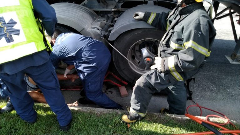 Ciclista sobrevive após ficar preso embaixo de caminhão em acidente em Itajaí