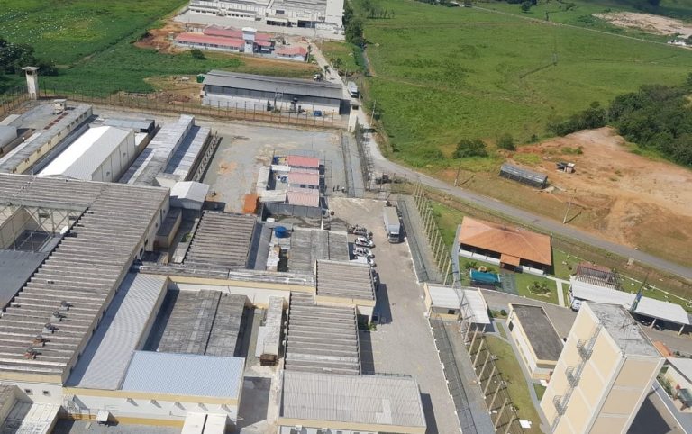 Detentos fazem agentes reféns em presídio de Itajaí