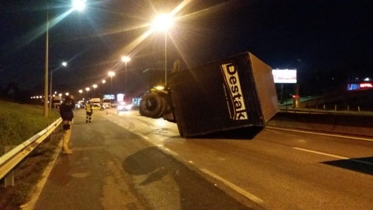 Carreta tomba e interdita BR-101 em Balneário Camboriú