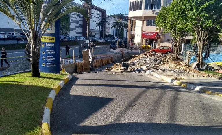 Sem avisar, Rodoviária de Balneário fecha acesso público de carros